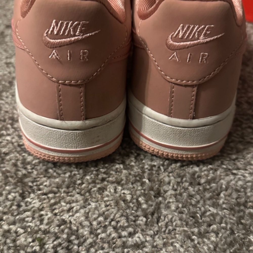 Pink Nike shoes - Picture 3 of 6